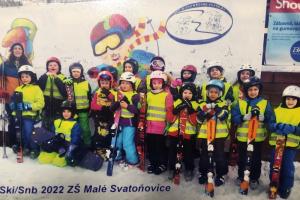 Nejmen&scaron;&iacute; děti na&scaron;&iacute; z&aacute;kladn&iacute; &scaron;koly na lyž&iacute;ch a snowboardech